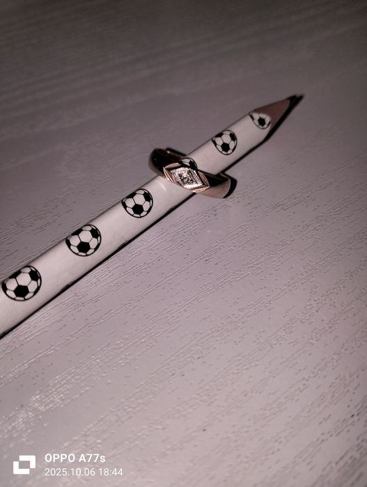 Продам золотое кольцо с бриллиантом