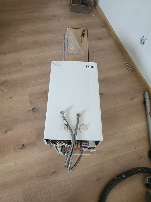 Boiler pe gaz instant folosit  dar merge foarte bine