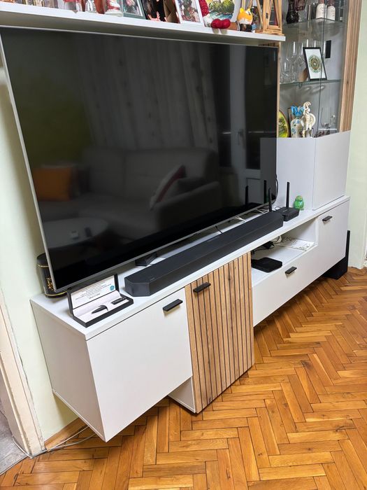 Холна секция с витрина