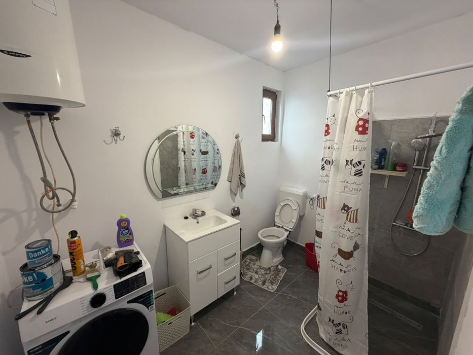 Inchiriez Casa la curte , 350mp , toate utilitatile , totul nou.