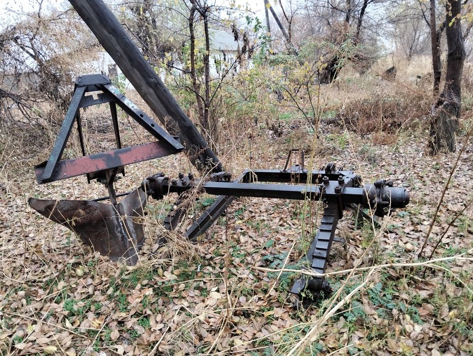 Трактор. МТЗ-80 есть прицеп борон арычник