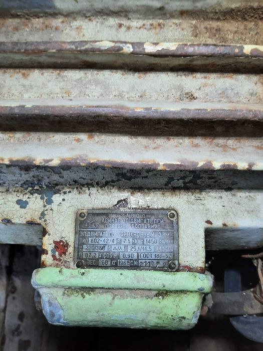 Трифазен циркуляр за рязане на дърва с люлка.