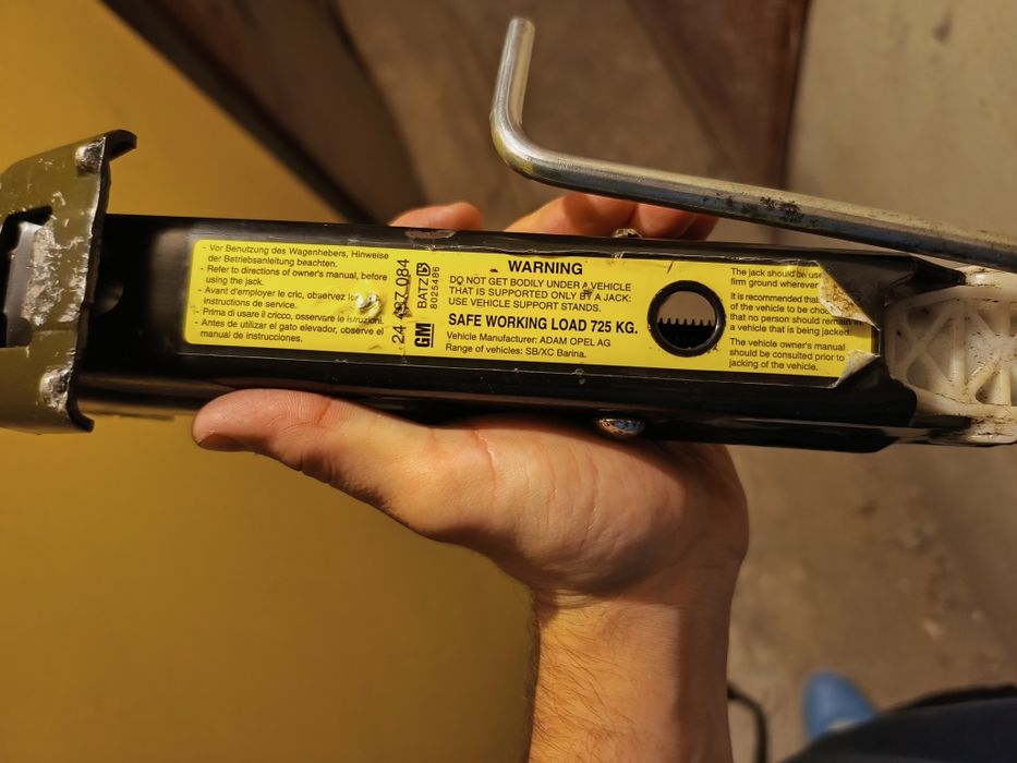 Аптечка със триъгълник   теглич крик и ключ за гуми