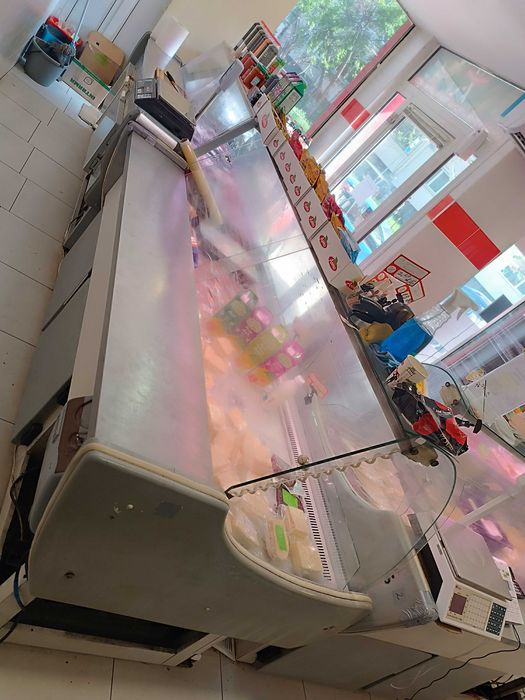 Хоризонтална витрина 2м. дължина на 1.15м. ширина .