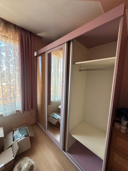 Продава трикрилен гардероб, спалня и бюро.