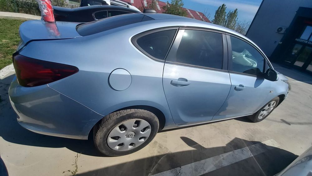 Dezmembram Opel Astra J limuzina 1.4 Turbo B14NET