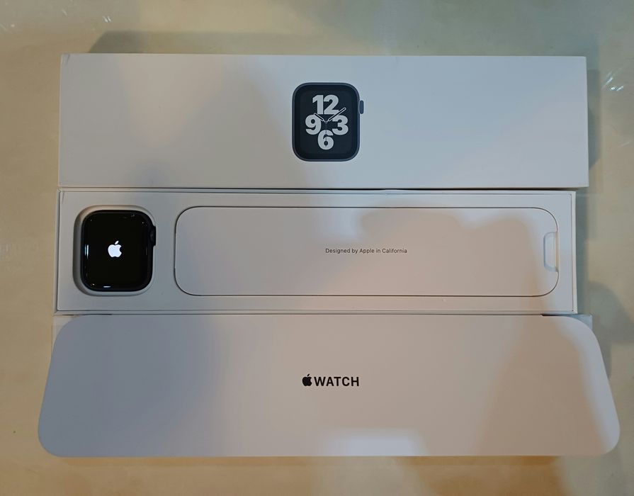 Продам Apple Watch SE