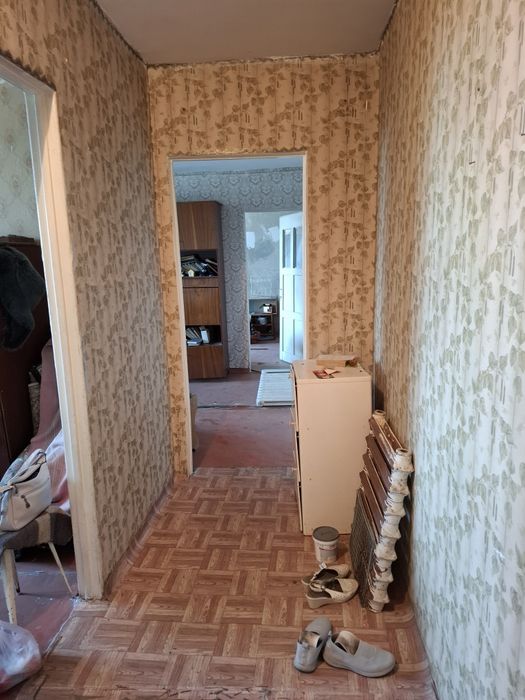 Продается квартира без ремонта.