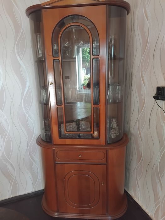 Масивна витрина -орех