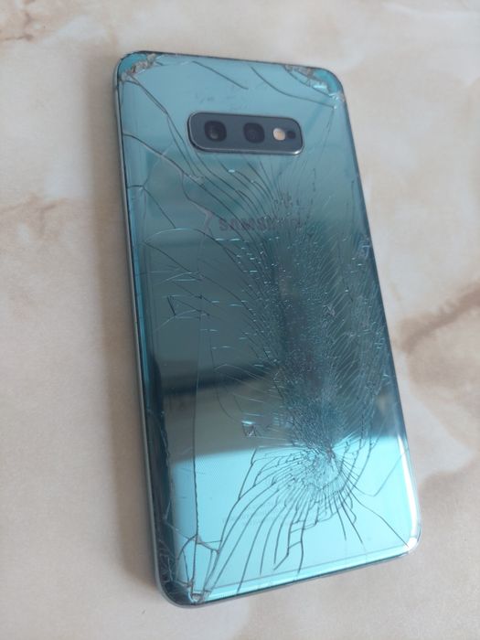 [S10e] Vând Samsung Galaxy S10 E de 128Gb [spart pe spate] //poze reale