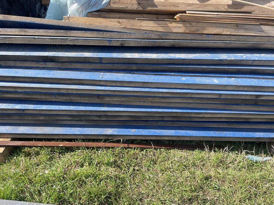 De vanzare dulapi din lemn de brad uscati