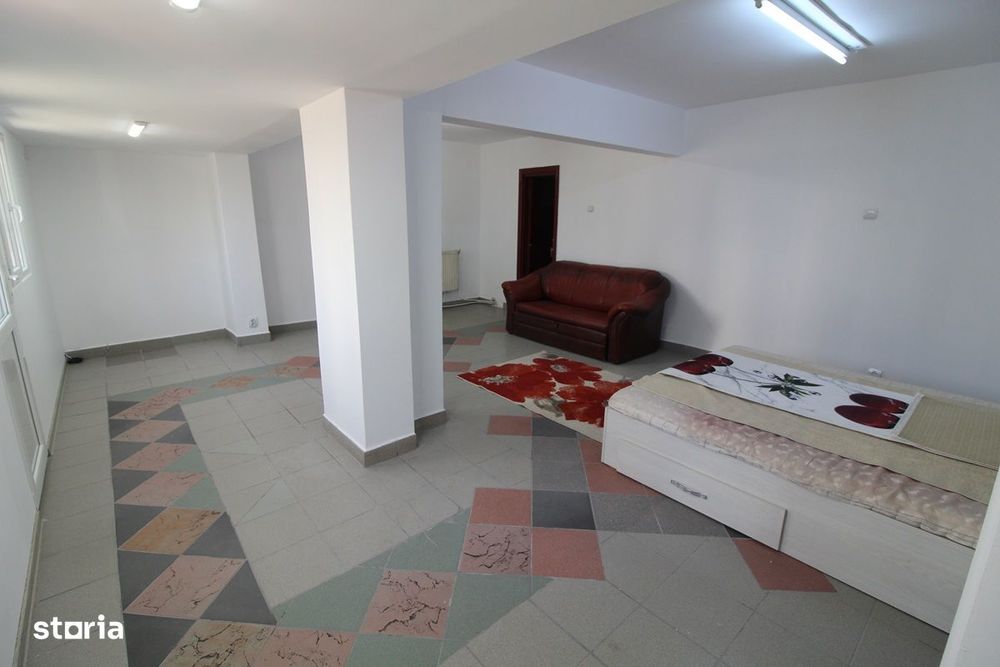 Vând apartament 4 camere în Hunedoara, Micro5/1-Poștă, parter înalt...
