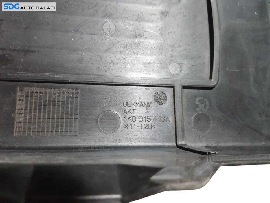 Capac Ornament Plastic Acumulator Baterie Volkswagen Passat B7 2010 - 2015 ( Zgârieturi Adânci în Laterală )[N2046]