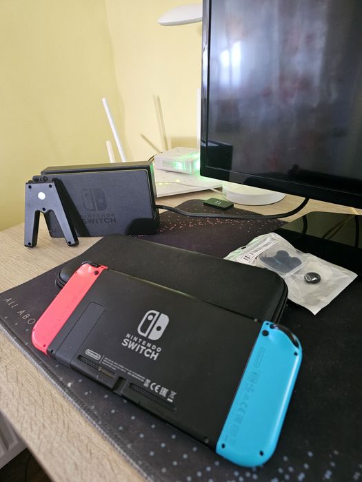 • Vand Nintendo Switch Modat +  Card 128GB + Accesorii