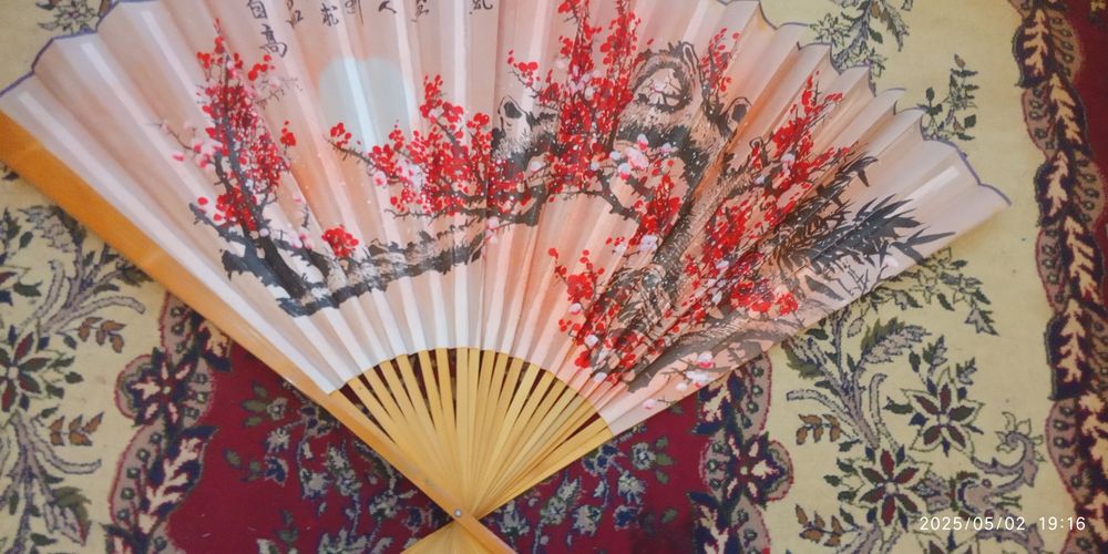 Веер опохало очень красивый длина 90см, состояние новое...