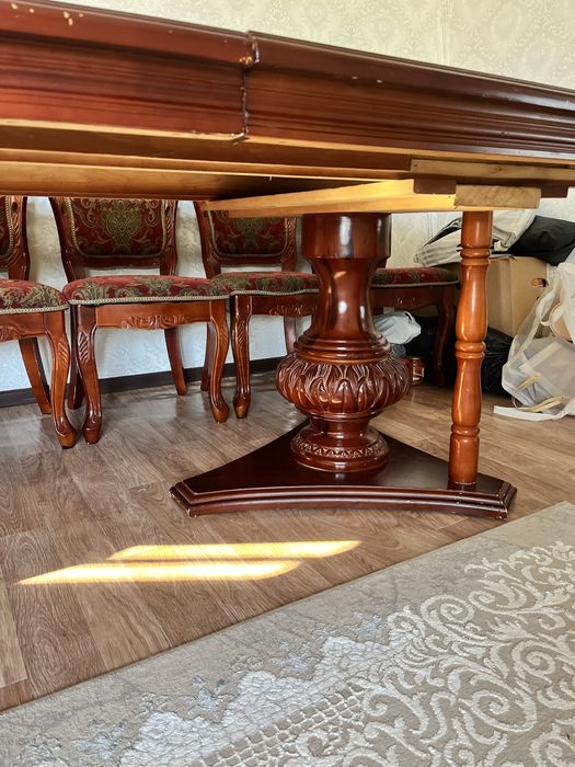 Продам стол и 12 стульев.