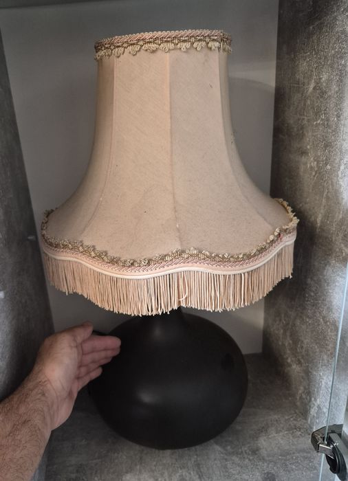 Veioză mare din ceramică cu abajur din pânză, pentru colectionari.