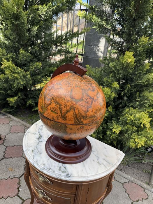 Mini-bar elegant in forma de glob