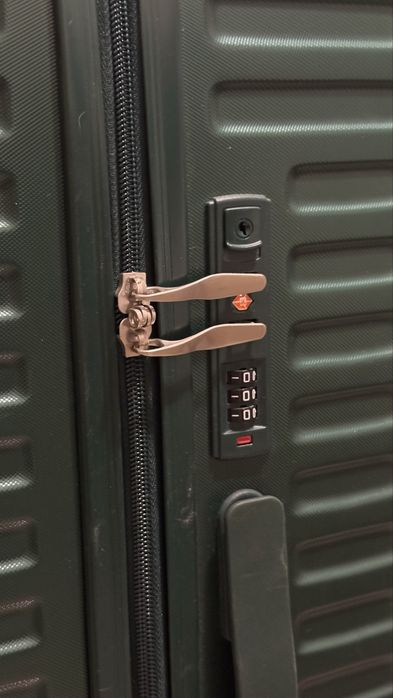 Чемодан пластиковый на молнии