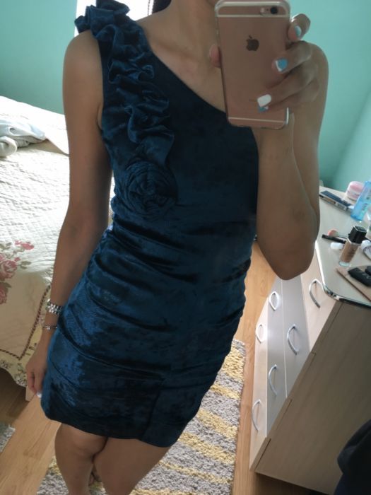 Синее платье на одно плечо.