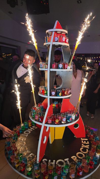 TORT Shot Rocket by Evelyn Cocktailbar (rachetă de 170 shot-uri ).