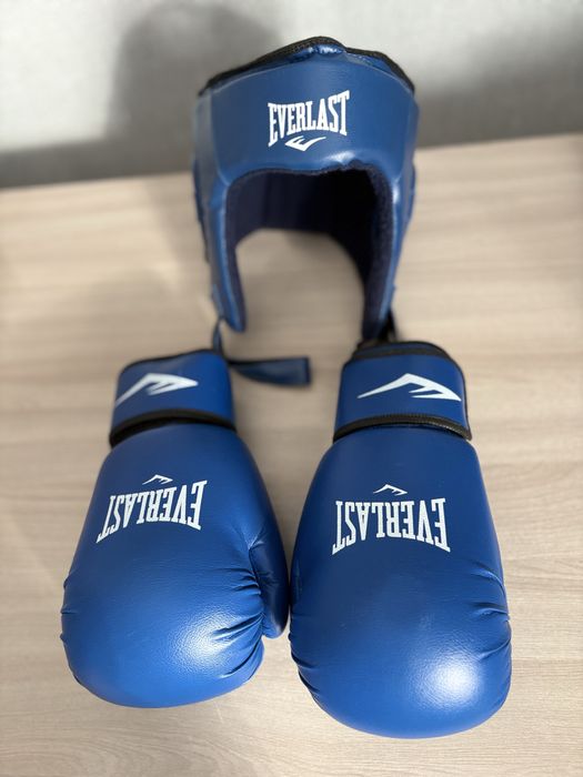 Боксерские перчатки и шлем Everlast