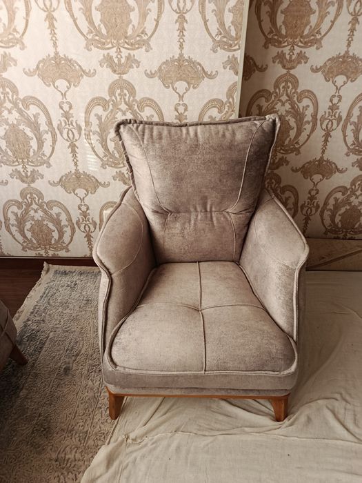 Срочно продается диван с двумя креслами совсем новая