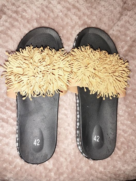 Vând șlapi de plajă mărimea41-42 și poșetă