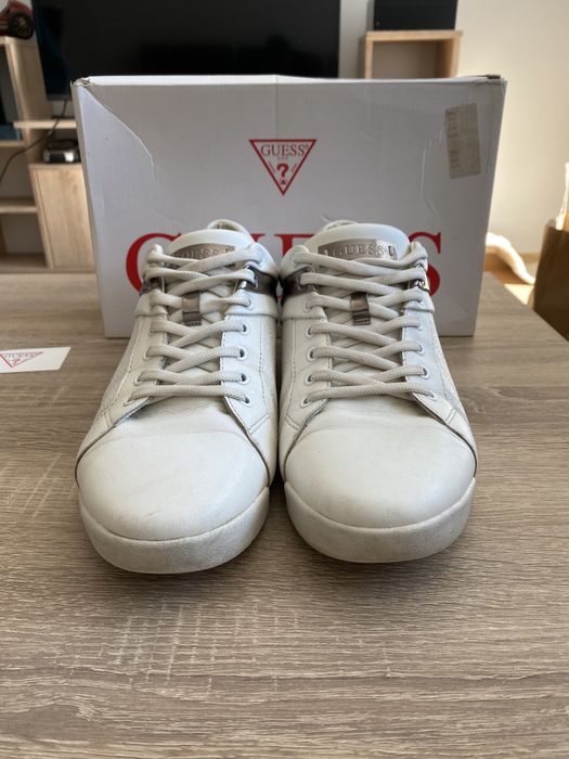 Бели кожени обувки Guess