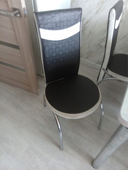 Продам стол со стульями 6 штук