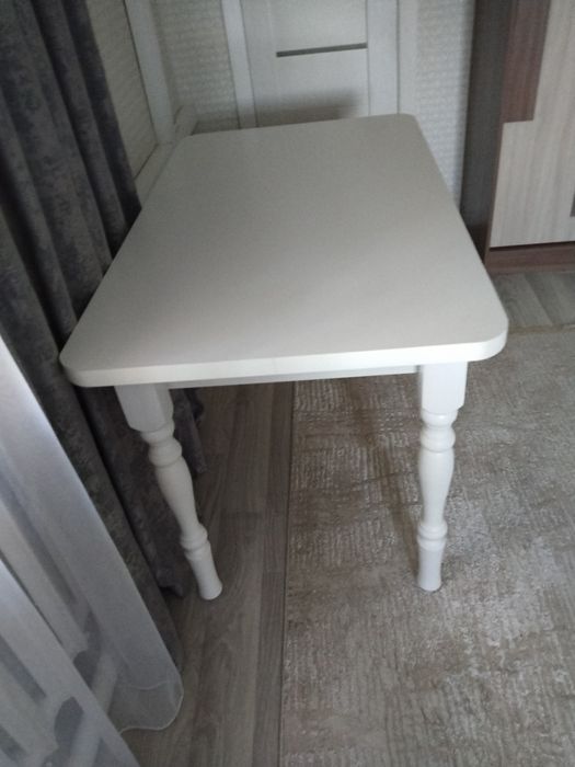 Продам стол белый