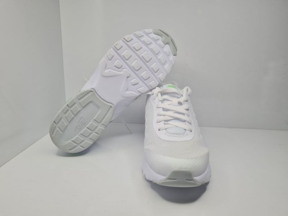 Маратонки Nike Air Max Invigor 

Чисто нови с кутия.

Размер 42 стелка 27 см.

Цена 65 евро.