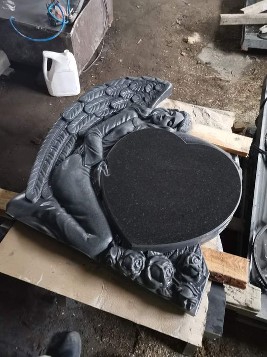 Sculpturi lucrate manual , cruci ,morminte