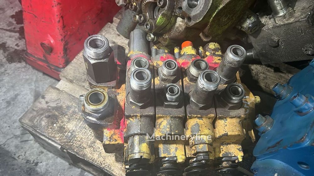 Distribuitor hidraulic Caterpillar D5 pentru buldozer