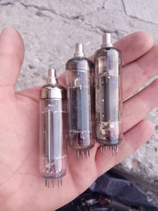 Стари радио телевизионни лампи