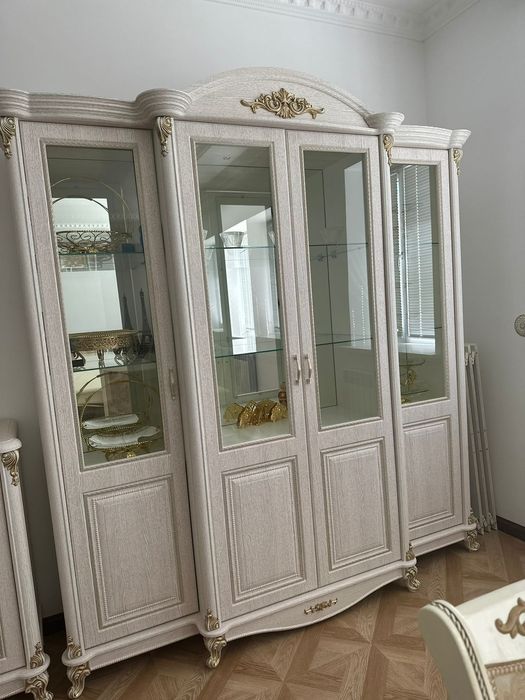 Продам сервант 3 предмета со всей посудой