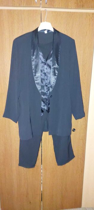 Vand costum negru de matase marimea 40, pret 150 lei