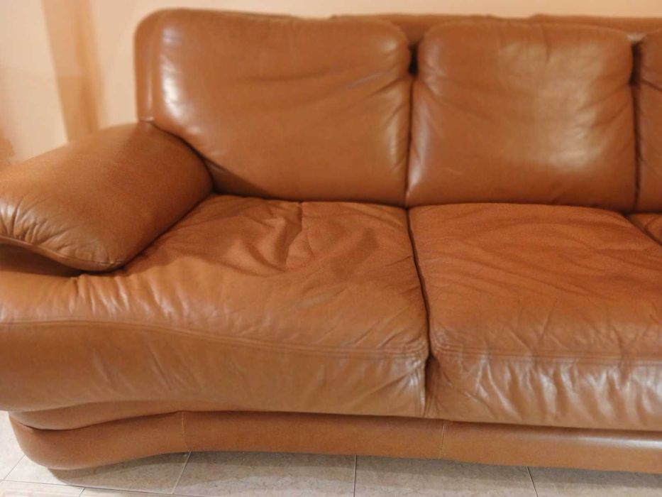 Кожена холна гарнитура: Дивани Тройка/ 3-ка, Двойка/ 2-ка, 2 табуретки