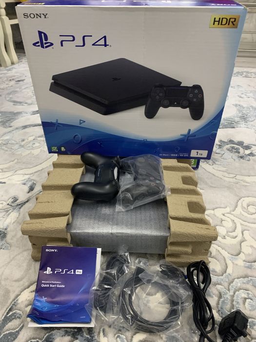 Playstation4 slim 1TB с играми и два джестика как на фото