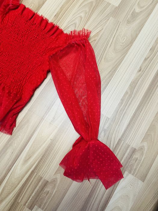 Top cu volane si umeri goi