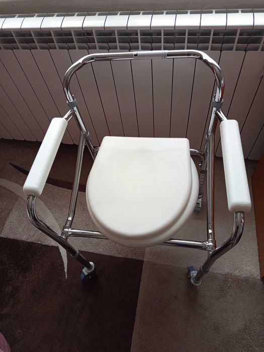 Scaun Toaleta de camera cu roti, util si pentru deplasare prin casa.