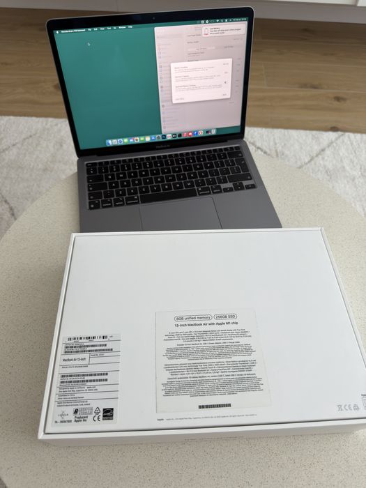 MacBook Air 13-inch Apple M1 / 8GB RAM / 256GB SSD - Sănătate Baterie 89% (Ca Nou)