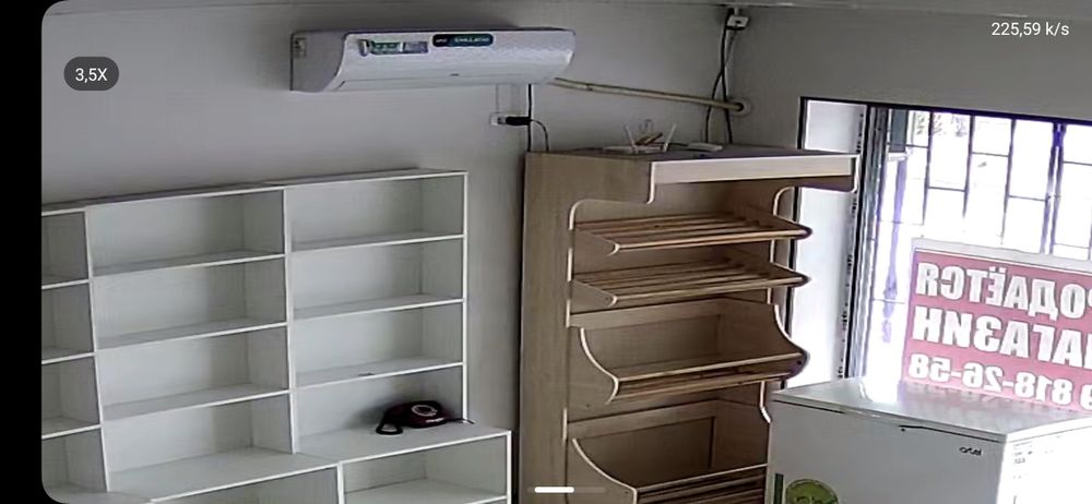 Продаётся комплект магазинных полок с тремя витринами.