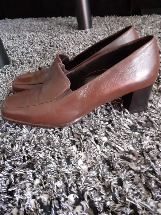 Елегантни дамски обувки и маратонки.
 Различни модели и размери.