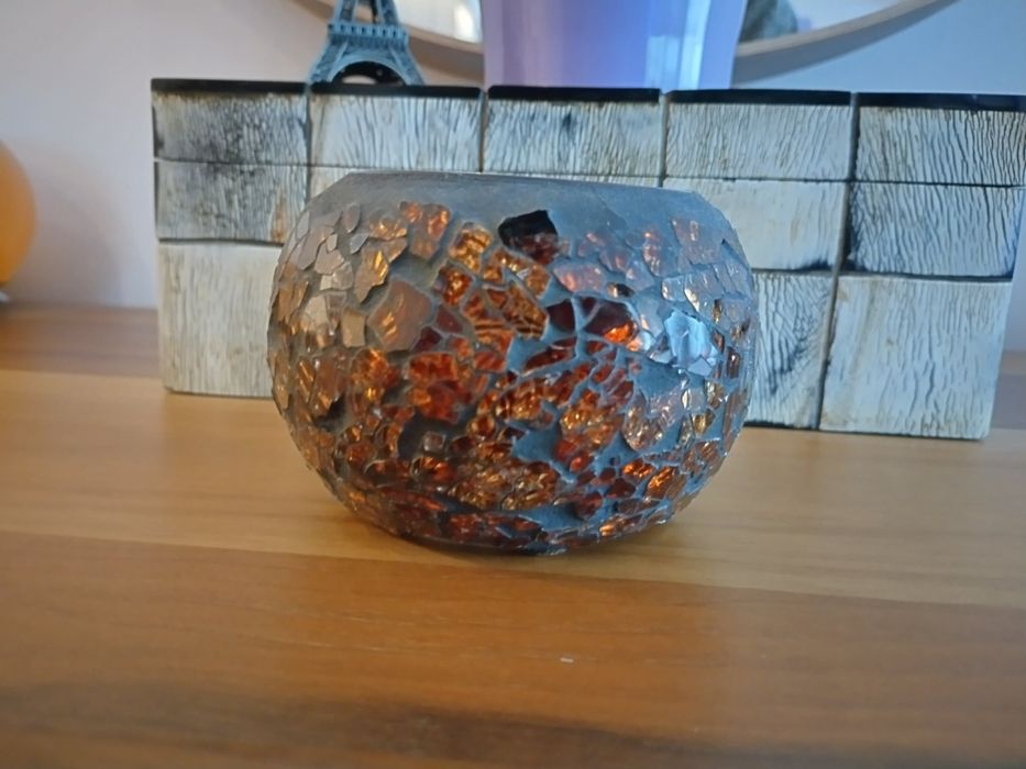 Стъклен свещник от малки парченца стъкло