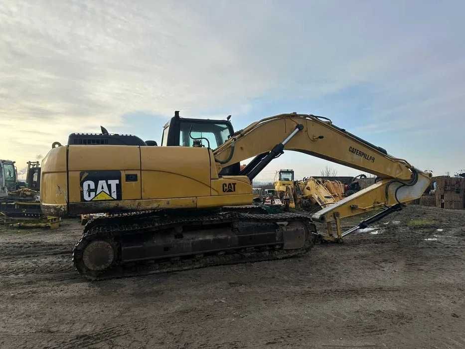 Cabina excavator pe senile Caterpillar 323 DNL