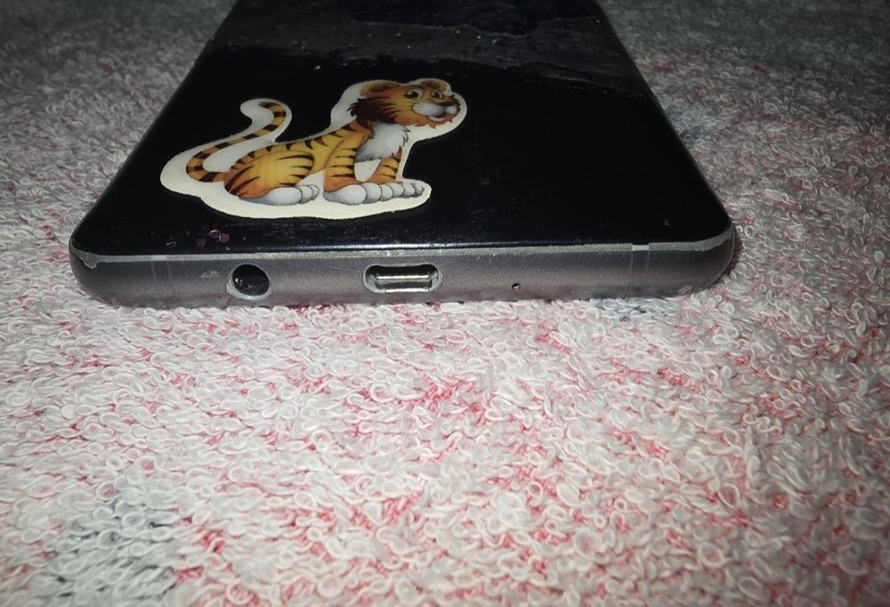 Vand un telefon cu android 7