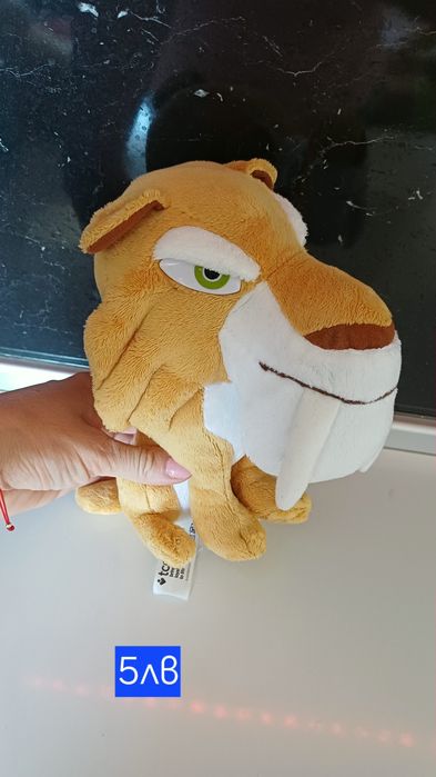 Плюшени играчки и коледна лампа