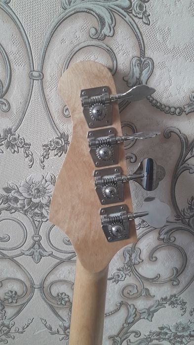 Басс гитара Rockdale в корпусе