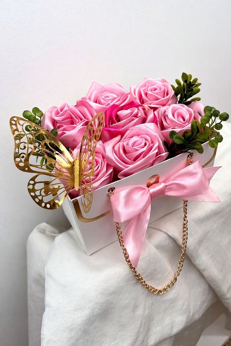 Елегантна подаръчна кутия с рози в няколко нюанса .